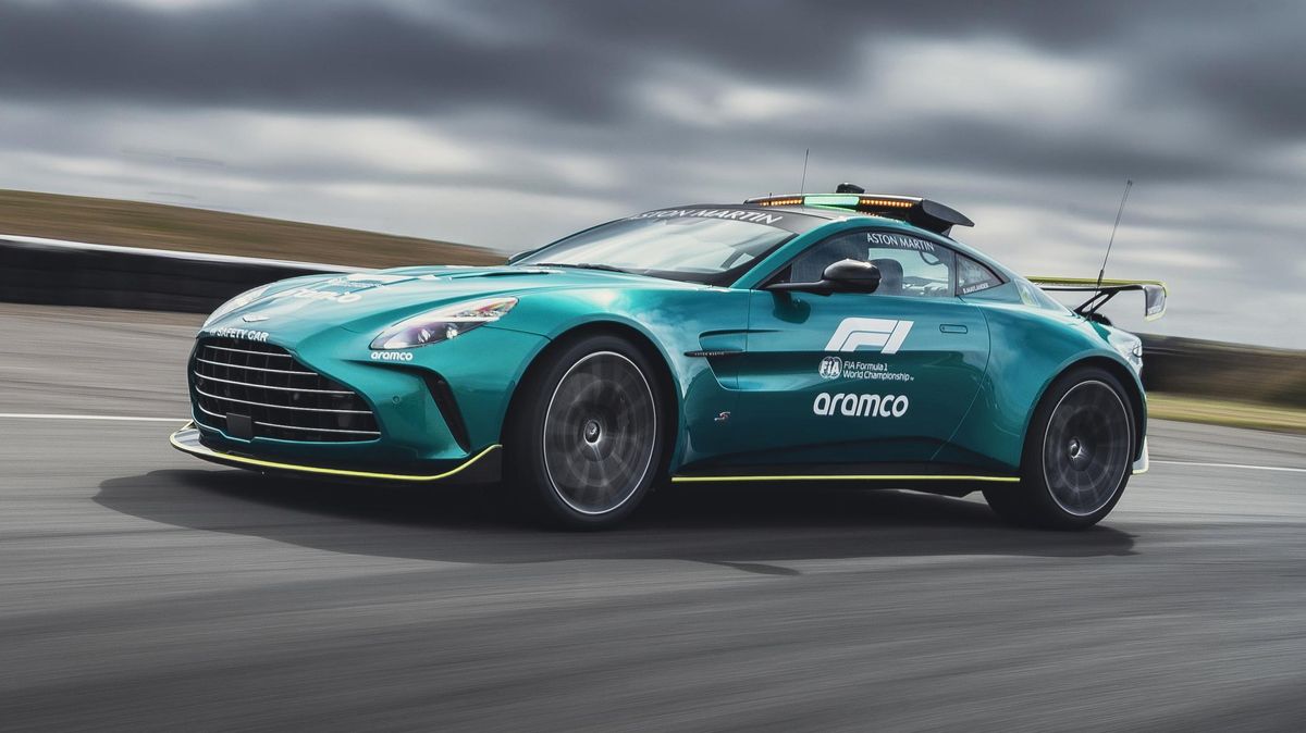 Seznamte se s novým safety carem F1: Má 680 koní a za sebou hodně náročnou víkendovou šichtu